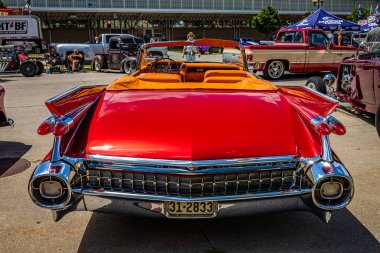 Des Moines, IA - 3 Temmuz 2022: 1959 Cadillac Serisi 62 'nin yüksek perspektifli arka görüntüsü Yerel bir araba fuarında.