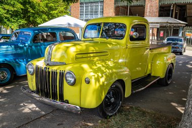 Des Moines, IA - 3 Temmuz 2022: Yerel bir otomobil fuarında Ford Half Ton kamyonetin yüksek perspektifli ön köşesi.