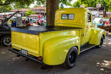 Des Moines, IA - 3 Temmuz 2022: Yerel bir araba fuarındaki Ford Half Ton kamyonetinin yüksek perspektifli arka köşe görüntüsü.