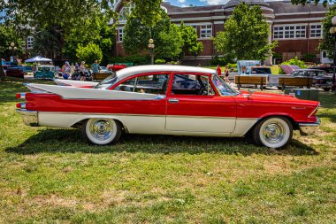 Des Moines, IA - 3 Temmuz 2022: Yerel bir araba fuarında 1959 Dodge Coronet 2 Door Hardtop 'ın yüksek perspektifli yan görüntüsü.