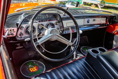 Des Moines, IA - 3 Temmuz 2022: Yerel bir araba fuarında 1959 Dodge Coronet 2 Door Hardtop iç görünümü.