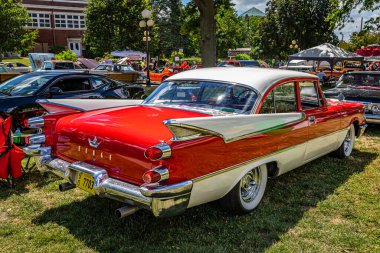 Des Moines, IA - 3 Temmuz 2022: 1959 Dodge Coronet 2 Door Hardtop yerel bir araba fuarında yüksek perspektifli arka köşe görüntüsü.