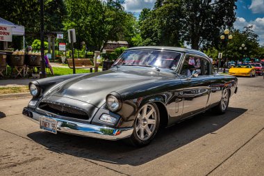 Des Moines, IA - 3 Temmuz 2022: 1955 Studebaker Başkanı Speedster 'ın yerel bir araba fuarında yüksek perspektifli ön köşe görüntüsü.