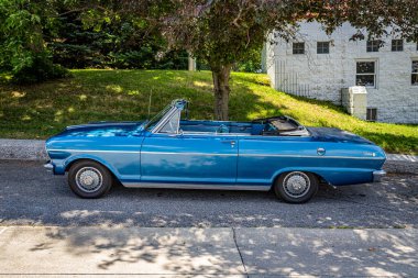 Des Moines, IA - 3 Temmuz 2022: 1962 Chevrolet Nova Üstü açılabilen bir otomobil fuarının yüksek perspektifli yan görüntüsü.