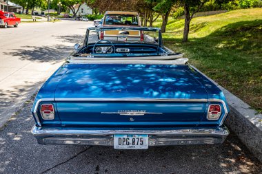Des Moines, IA - 3 Temmuz 2022: 1962 Chevrolet Nova Üstü açılabilen bir arabanın yüksek perspektifli görünümü.