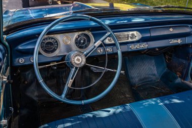 Des Moines, IA - 3 Temmuz 2022: 1962 Chevrolet Nova Üstü açılabilen bir arabanın yüksek perspektifli iç görünümü yerel bir araba fuarında.