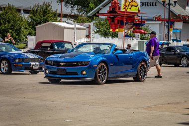 Des Moines, IA - 3 Temmuz 2022: 2013 Chevrolet Camaro SS Üstü açılı bir aracın geniş açı manzarası.