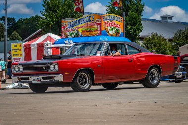 Des Moines, IA - 3 Temmuz 2022: 1969 Dodge Super Bee Hardtop Coupe 'nin geniş açılı ön köşe görüntüsü yerel bir araba fuarında.