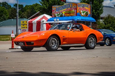 Des Moines, IA - 3 Temmuz 2022: 1974 Chevrolet Corvette Stingray Coupe 'nin geniş açılı ön köşe görüntüsü.