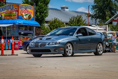 Des Moines, IA - 3 Temmuz 2022: Yerel bir araba fuarında 2006 Pontiac GTO Hardtop Coupe 'nin geniş açılı ön köşe görüntüsü.