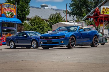 Des Moines, IA - 3 Temmuz 2022: 2013 Chevrolet Camaro SS Üstü açılı bir otomobil fuarında geniş açılı ön köşe görüntüsü.
