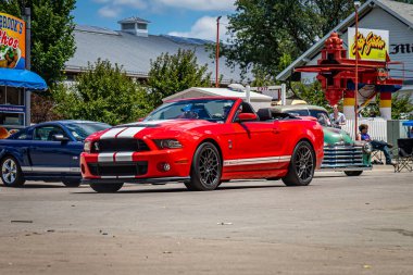 Des Moines, IA - 3 Temmuz 2022: Yerel bir araba fuarında 2013 Ford Shelby GT500 'ün geniş açılı ön köşe görüntüsü.