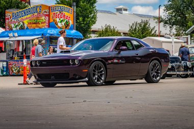 Des Moines, IA - 3 Temmuz 2022: 2019 Dodge Challenger RT Coupe 'nin geniş açı açısı yerel bir araba fuarında.
