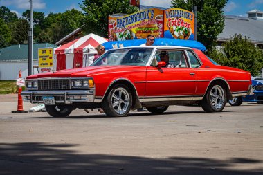 Des Moines, IA - 3 Temmuz 2022: 1978 Chevrolet Caprice Classic Coupe 'nin geniş açılı ön köşe görüntüsü yerel bir araba fuarında.