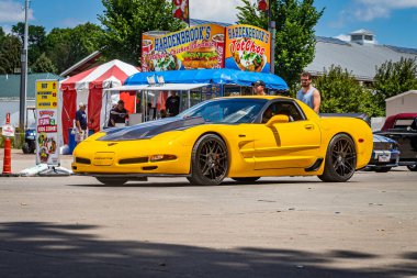 Des Moines, IA - 3 Temmuz 2022: 2002 Chevrolet Corvette Z06 Coupe 'nin geniş açılı ön köşe görüntüsü.