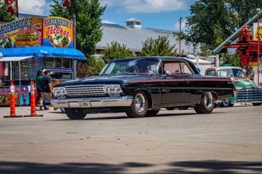 Des Moines, IA - 3 Temmuz 2022: 1962 Chevrolet BelAir Bubble Top Coupe 'nin geniş açılı ön köşe görüntüsü yerel bir araba fuarında