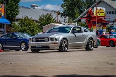 Des Moines, IA - 3 Temmuz 2022: Yerel bir araba fuarında 2008 Ford Mustang GT Coupe 'nin geniş açılı ön köşe görüntüsü