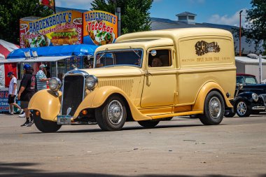 Des Moines, IA - 3 Temmuz 2022: 1934 Dodge Brothers Kambur Panelli Kamyon 'un geniş açı açısı yerel bir araba fuarında
