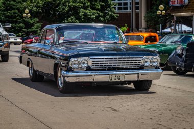Des Moines, IA - 3 Temmuz 2022: 1962 Chevrolet BelAir Bubble Top Coupe 'nin geniş açılı ön görüntüsü yerel bir araba fuarında