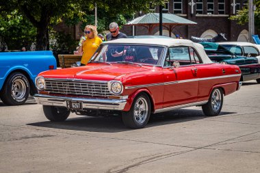 Des Moines, IA - 3 Temmuz 2022: 1962 Chevrolet Nova 'nın geniş açılı ön köşeli görüntüsü Yerel bir araba fuarında Üstü açılır.
