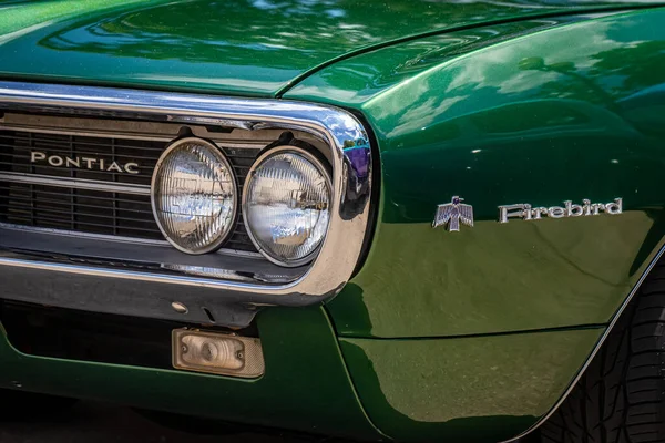 Des Moines, IA - 3 Temmuz 2022: Yerel bir araba fuarında 1968 Pontiac Firebird 400 Hardtop Coupe ön tampon ve ön farların ayrıntılı görüntüsü.