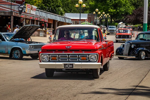 Des Moines July 2022 Wide Angle Front View Ford F100 — стокове фото