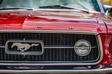 Des Moines, IA - 3 Temmuz 2022: Yerel bir araba fuarında 1965 Ford Mustang GT Coupe farı ve ızgarasının detaylı görüntüsü.