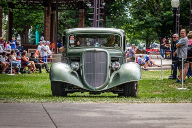 Des Moines, IA - 3 Temmuz 2022: Yerel bir araba fuarında 1935 model Ford Özel Kamyonet 'in geniş açı görüntüsü.