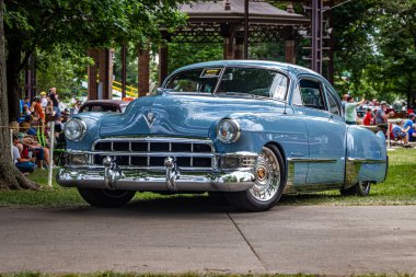 Des Moines, IA - 3 Temmuz 2022: Yerel bir araba fuarında 1949 Cadillac Serisi 62 Club Coupe 'nin düşük perspektifli ön köşe görüntüsü.