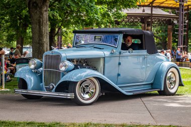 Des Moines, IA - 3 Temmuz 2022: 1932 Dodge Roadster Üstü açılabilen bir arabanın düşük perspektifli manzarası yerel bir araba fuarında.