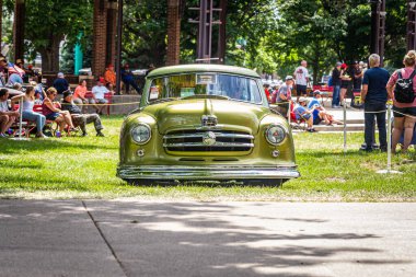 Des Moines, IA - 3 Temmuz 2022: 1952 Nash Rambler Station wagon 'un geniş açı görüntüsü yerel bir araba fuarında.