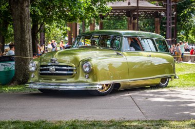 Des Moines, IA - 3 Temmuz 2022: Yerel bir araba fuarında Nash Rambler Station Wagon 'un düşük perspektifli ön köşe görüntüsü.