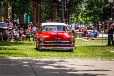 Des Moines, IA - 3 Temmuz 2022: 1954 Chevrolet BelAir Üstü açılı, yerel bir araba fuarında..