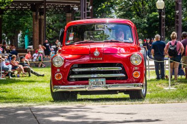 Des Moines, IA - 3 Temmuz 2022: 1955 Dodge marka bir Dodge Stepside pikap kamyonetinin geniş açı görüntüsü yerel bir araba fuarında.