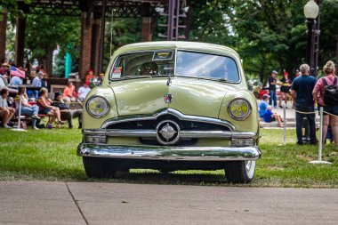 Des Moines, IA - 3 Temmuz 2022: 1950 Ford Custom Deluxe 2 Door Sedan 'ın geniş açı görüntüsü yerel bir otomobil fuarında.