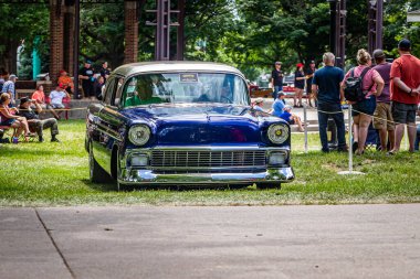 Des Moines, IA - 3 Temmuz 2022: 1956 Chevrolet BelAir 2 Door Hardtop 'ın geniş açı görüntüsü yerel bir araba fuarında.