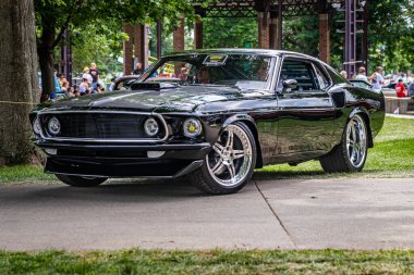 Des Moines, IA - 3 Temmuz 2022: 1969 Ford Mustang Mach 1 Fastback 'in düşük perspektifli ön köşe görüntüsü yerel bir otomobil fuarında.