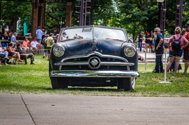 Des Moines, IA - 3 Temmuz 2022: Yerel bir araba fuarında 1949 model Ford Custom Üstü açılı..