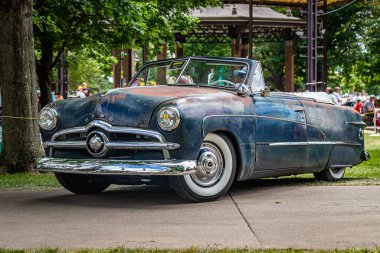 Des Moines, IA - 3 Temmuz 2022: Yerel bir otomobil fuarında 1949 model Ford Custom Üstü açılır aracın düşük perspektifli ön köşesi.