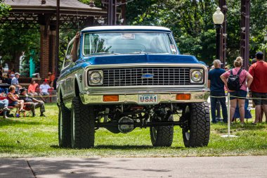 Des Moines, IA - 3 Temmuz 2022: 1972 Chevrolet Blazer K5 SUV 'nin geniş açılı ön görüntüsü yerel bir araba fuarında.