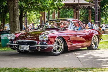 Des Moines, IA - 3 Temmuz 2022: Yerel bir araba fuarında 1962 Chevrolet Corvette Hardtop 'ın düşük perspektifli ön köşe görüntüsü.