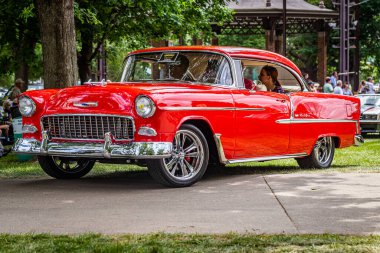 Des Moines, IA - 3 Temmuz 2022: Yerel bir araba fuarında 1955 Chevrolet BelAir Hardtop Coupe 'nin düşük perspektifli ön köşe görüntüsü.