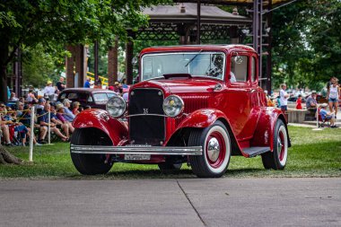 Des Moines, IA - Temmuz 03, 2022: Yerel bir araba fuarında 1932 model bir Ford B 5 Window Coupe 'nin düşük perspektifli ön köşe görüntüsü.