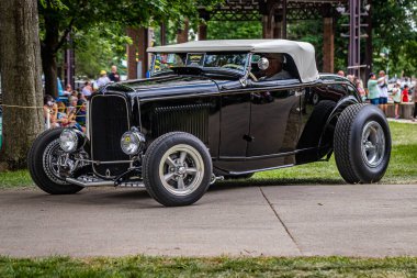 Des Moines, IA - 3 Temmuz 2022: 1932 Ford Model B Deluxe Highboy Roadster 'ın düşük perspektifli ön köşe görüntüsü yerel bir otomobil fuarında.
