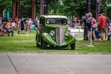 Des Moines, IA - 3 Temmuz 2022: 1935 Willys Model 77 Sedan 'ın geniş açı görüntüsü yerel bir araba fuarında.