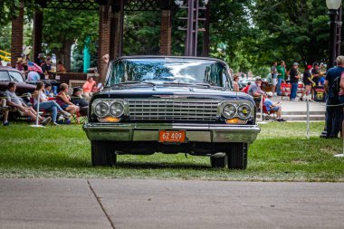 Des Moines, IA - 3 Temmuz 2022: 1962 Chevrolet Impala SS 2 Door Hardtop 'ın geniş açı görüntüsü yerel bir araba fuarında.