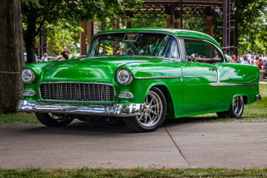 Des Moines, IA - 3 Temmuz 2022: Yerel bir otomobil fuarında 1955 Chevrolet BelAir 2 Door Hardtop 'ın düşük perspektifli ön köşe görüntüsü.