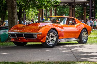 Des Moines, IA - 3 Temmuz 2022: Yerel bir araba fuarında 1972 Chevrolet Corvette Stingray 'in düşük perspektifli ön köşe görüntüsü.