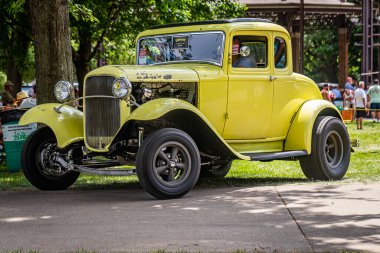 Des Moines, IA - 3 Temmuz 2022: Yerel bir araba fuarında 1932 Ford 5 model Coupe Hot Rod 'un düşük perspektifli ön köşe görüntüsü.