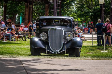 Des Moines, IA - 3 Temmuz 2022: 1934 Ford Tudor Sedan 'ın geniş açı görüntüsü yerel bir araba fuarında.